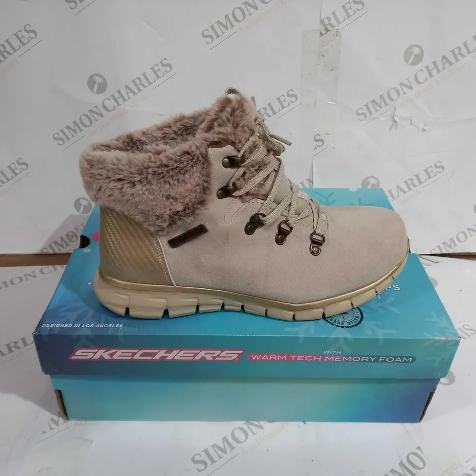 BOXED PAIR OF SKECHERS SYNERGY BOOTS NATURAL SIZE 6