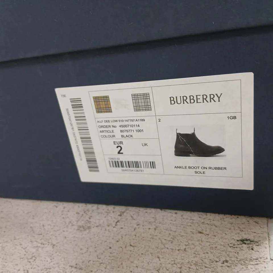 TRICKER'S FOR BURBERRY ANKLE BOOTS – BLACK LEATHER CHELSEA BOOT WITH RUBBER SOLE