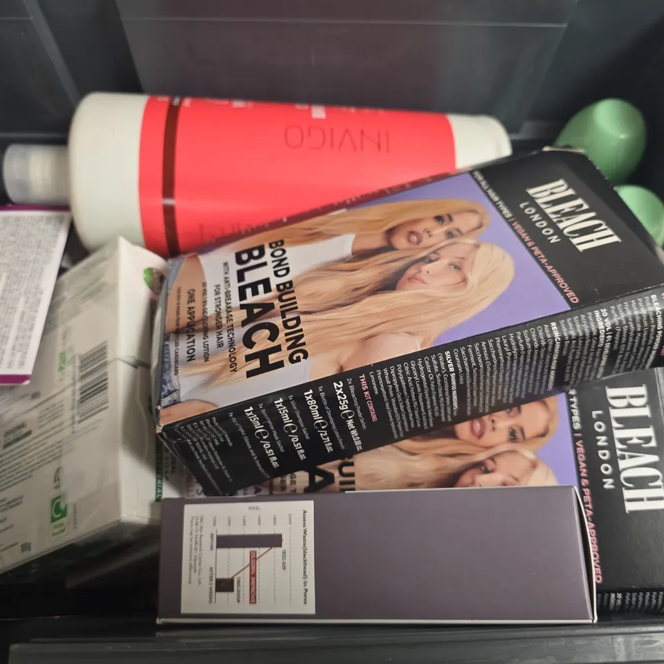 APPROXIMATELY 15 ASSORTED HEALTH & BEAUTY PRODUCTS TO INCLUDE FENTY WELLA COLOUR BRILLIANCE SHAMPOO, DR.MEXALIN PEEL SHOT, DETTOL SOAP BAR, ETC - COLLECTION ONLY