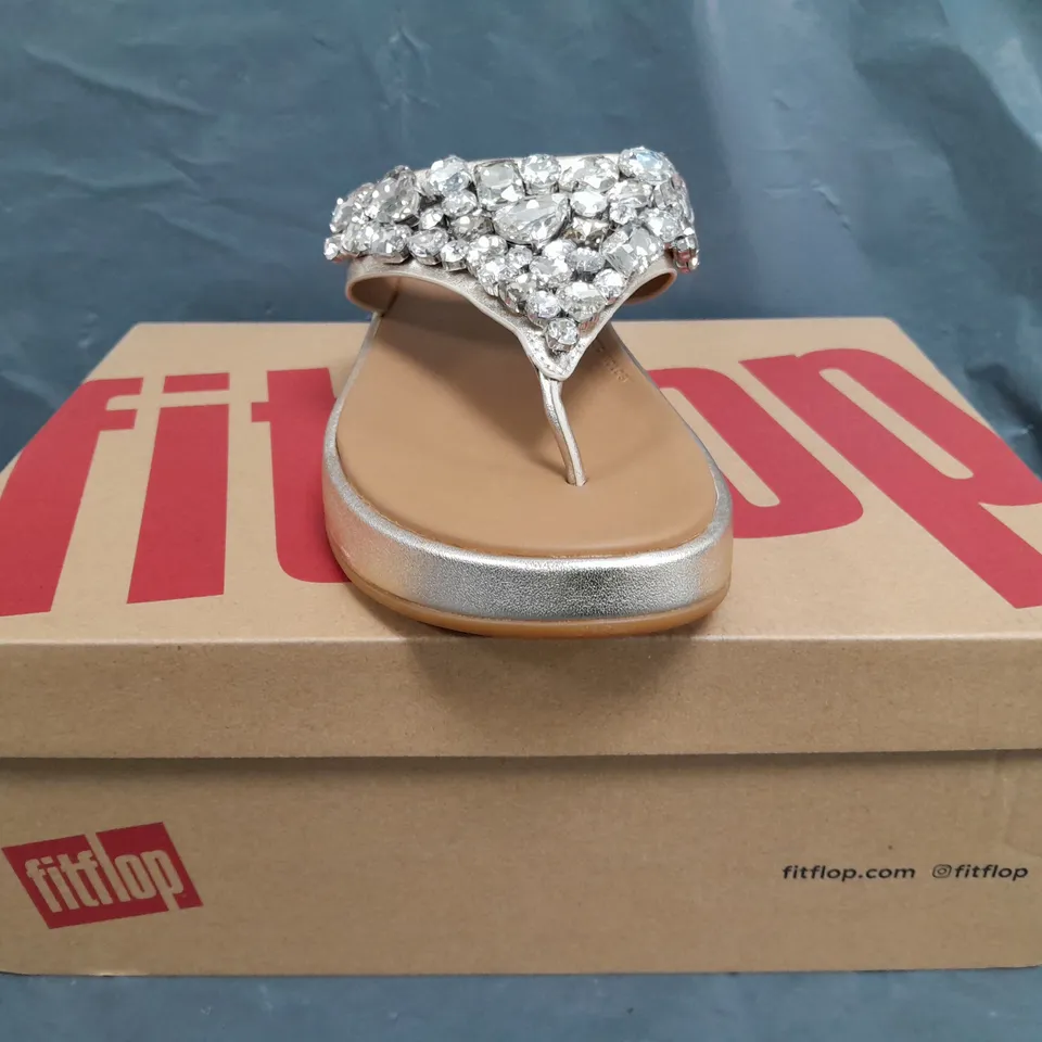 BOXED PAIR OF FITFLOP F-MODE JEWEL DELUXE FLATFORM TOE-THONG SANDALS IN GOLD SIZE UK 6