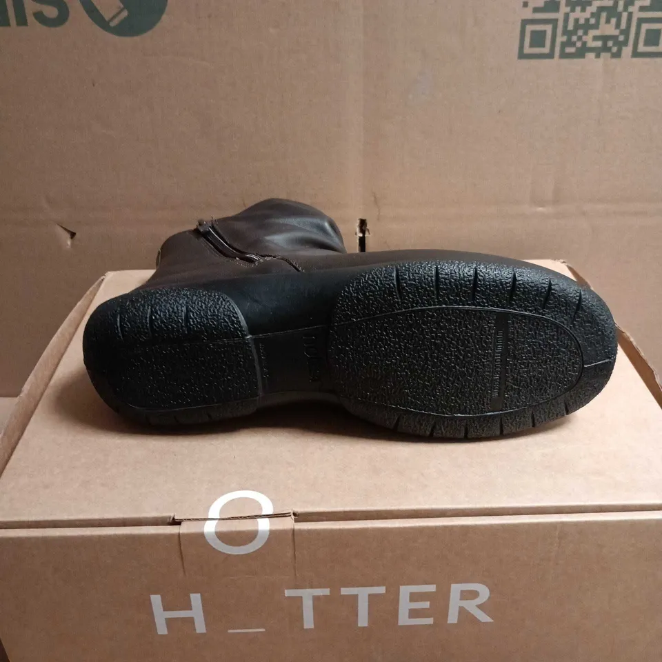 BOXED PAIR OF HOTTER WOMEN'S WHISPER WIDE BLACK LEATHER ANKLE BOOTS – UK 6.5 