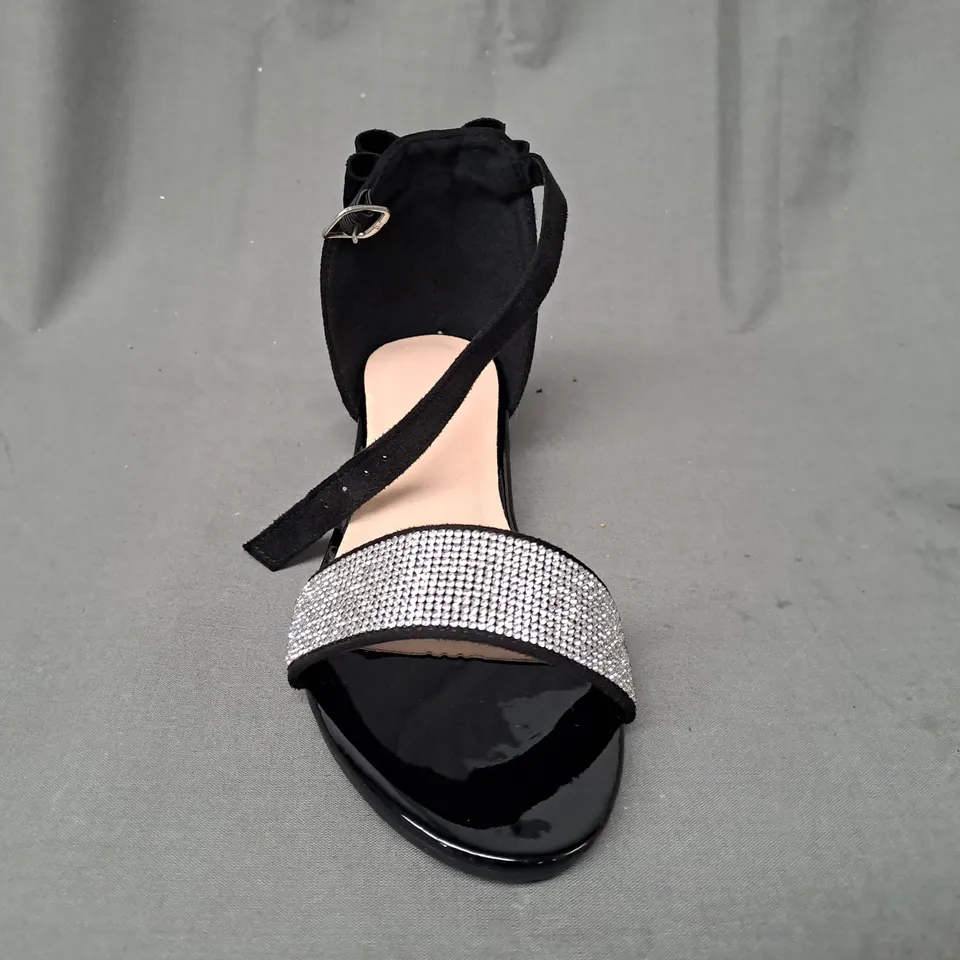 BOXED PAIR OF DESIGNER OPEN TOE LOW HEEL SANDALS IN BLACK W. JEWEL EFFECT EU SIZE 33