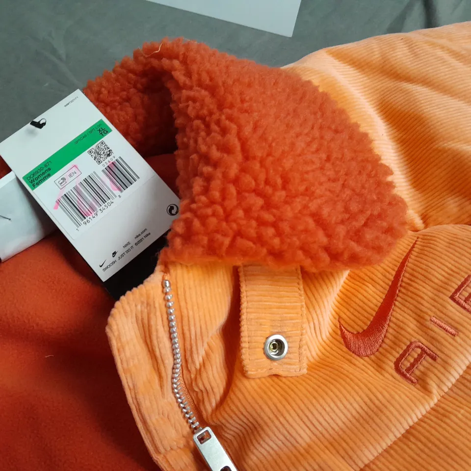 NIKE THERMA-FIT LOOSE FIT ZIP THROUGH WOMENS JACKET IN ORANGE - XL