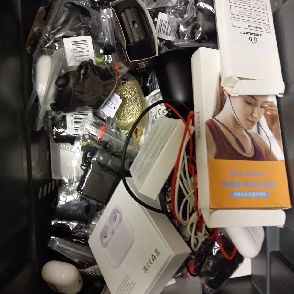 APPROXIMATELY 30 ASSORTED AUDIO ACCESSORIES TO INCLUDE WIRELESS EARPHONES, REPLACEMENT EAR BUDS, CASES ETC 