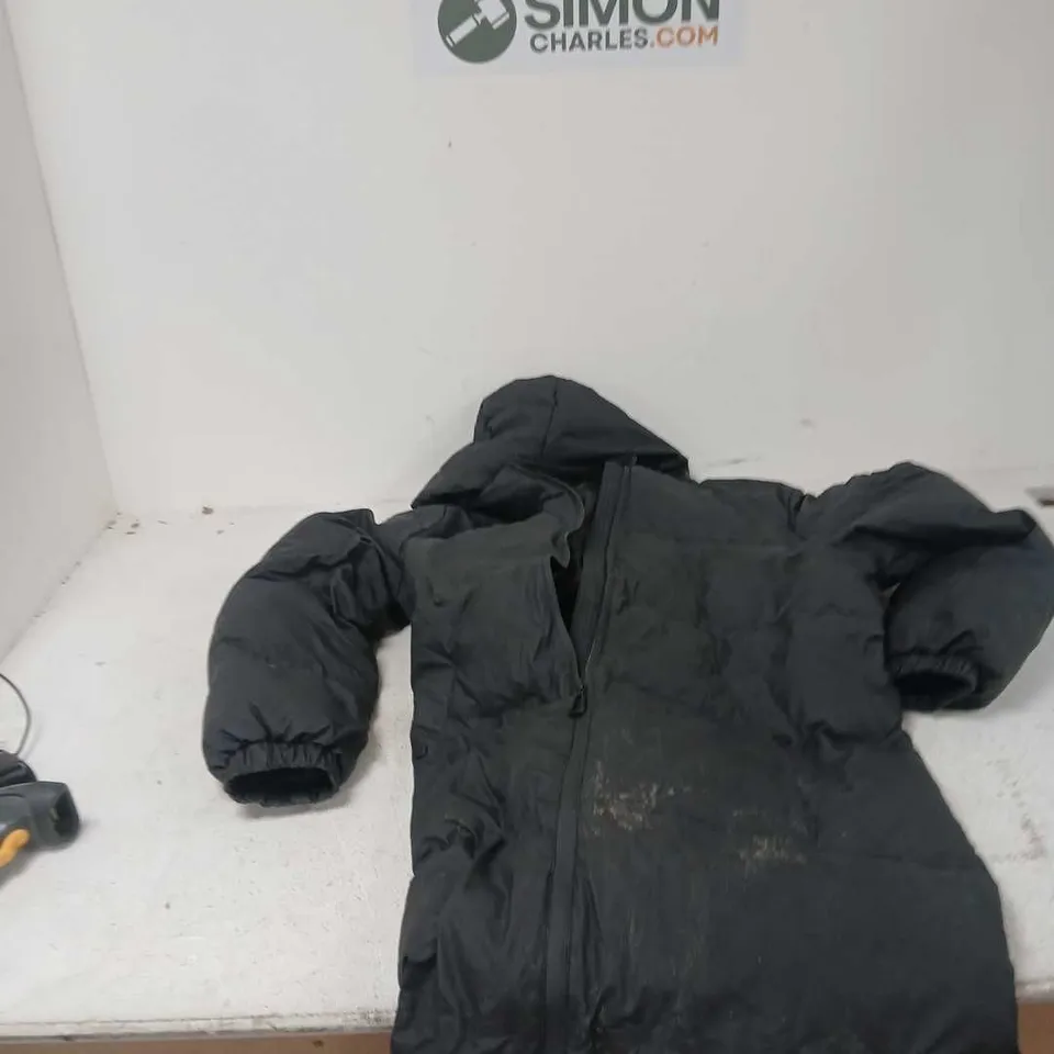 BOX OF APPROXIMATELY 18 ASSORTED ITEMS TO INCLUDE: ONLY LONGLINE PUFFER 