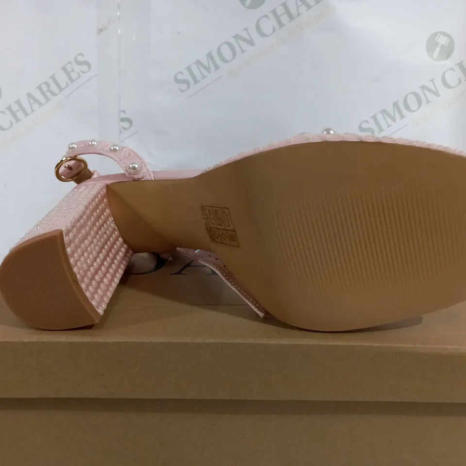 BOXED PAIR OF OASIS PEARL EMBELLISHED CHUNKY HEEL SANDALS IN BLUSHPINK - UK 5