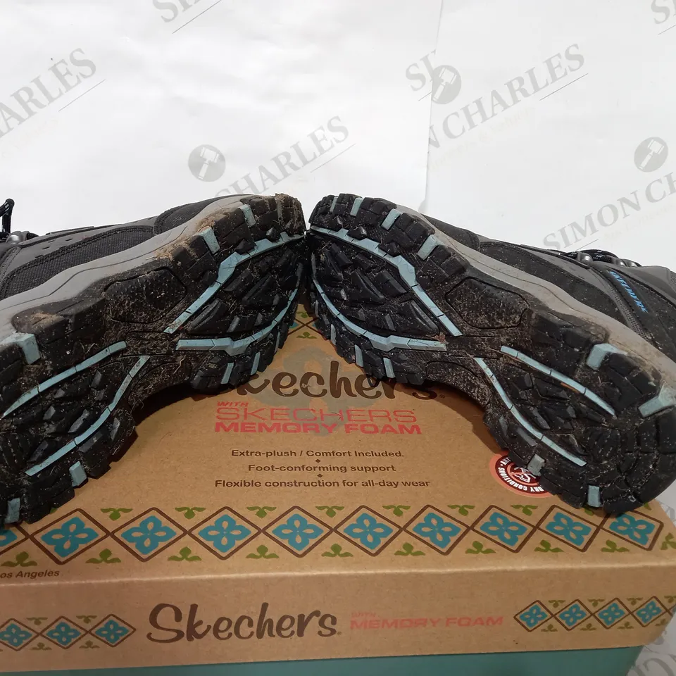 BOXED PAIR OF SKECHERS CHARCOAL HIKERS BOOTS  - SIZE 5
