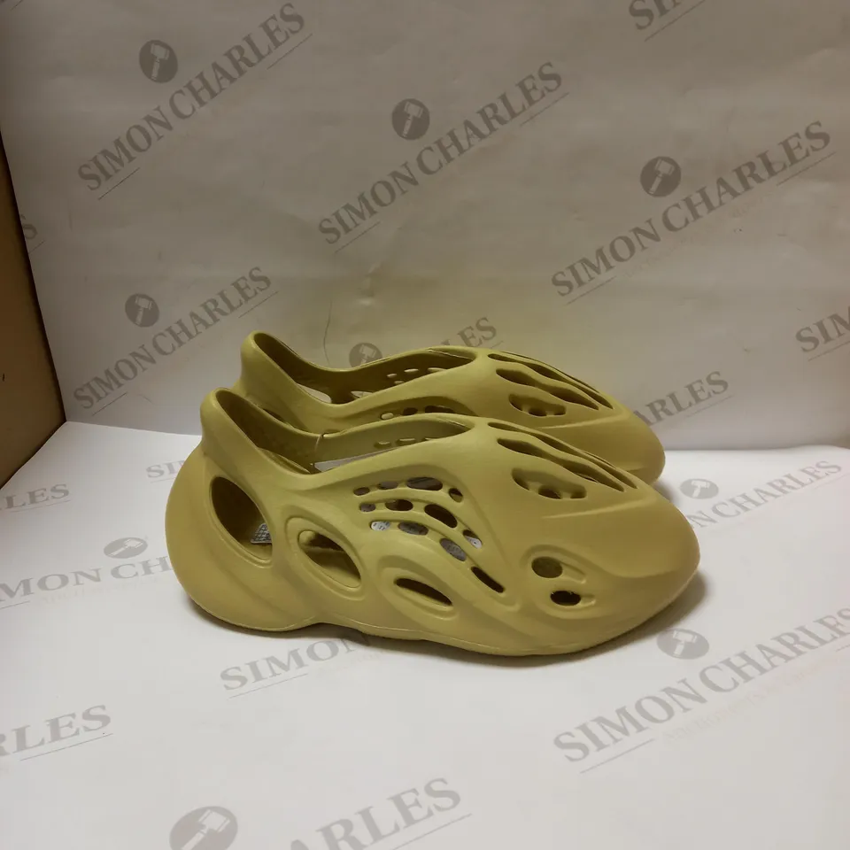 ADIDAS YEEZY FOAM RUNNERS SIZE 9