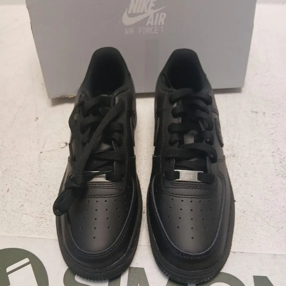 NIKE AIR FORCE 1 LE (GS) BLACK SNEAKERS – UK5
