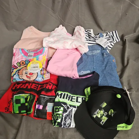 BOX OF APPROXIMATELY 30 ASSORTED KIDS CLOTHING ITEMS TO INCUDE - TSHIRTS, HAT, JUMPER, ETC