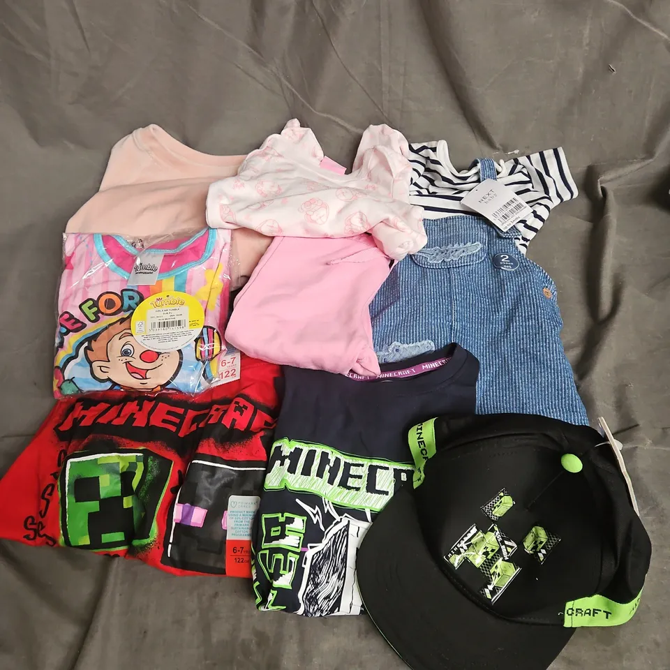 BOX OF APPROXIMATELY 30 ASSORTED KIDS CLOTHING ITEMS TO INCUDE - TSHIRTS, HAT, JUMPER, ETC