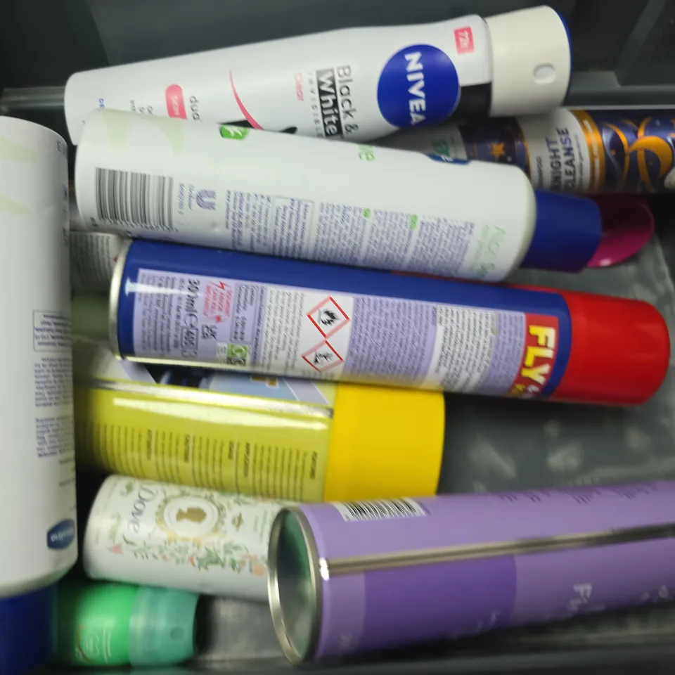 APPROXIMATELY 15 ASSORTED AEROSOLS TO INCLUDE CARPET SPRAY , RITUALS AND MANE 