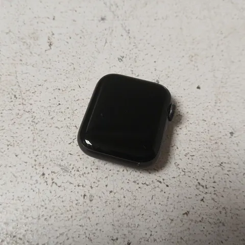 APPLE WATCH SERIES 6 40MM IN GREY