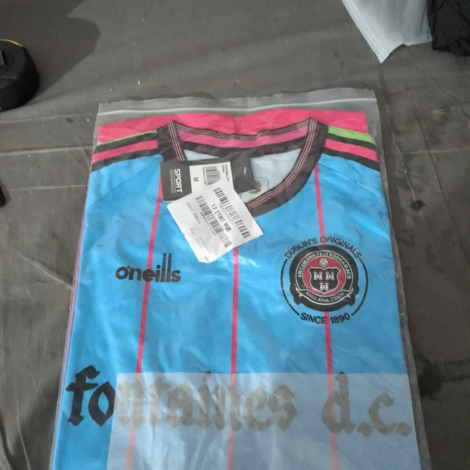 BOX OF APPROXIMATELY 25 ASSORTED CLOTHING ITEMS TO INCLUDE: BLEND JEANS AND FOOTBALL SHIRT