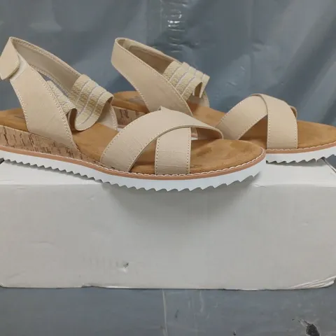 BOXED PAIR OF SKECHERS DESERT KISS SHORE ENOUGH SANDALS IN CREAM SIZE 8