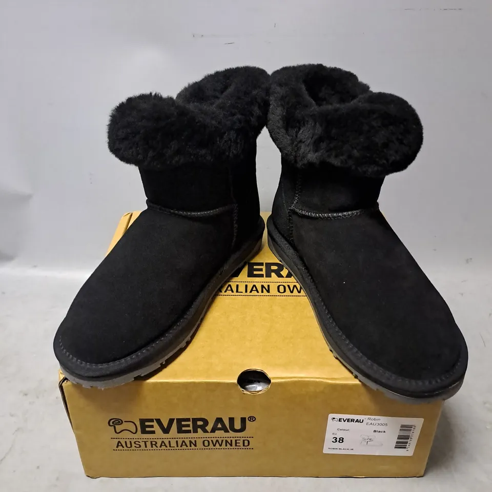 BOXED PAIR OF EVERAU ROBIN LINED BOOT IN BLACK SIZE 5