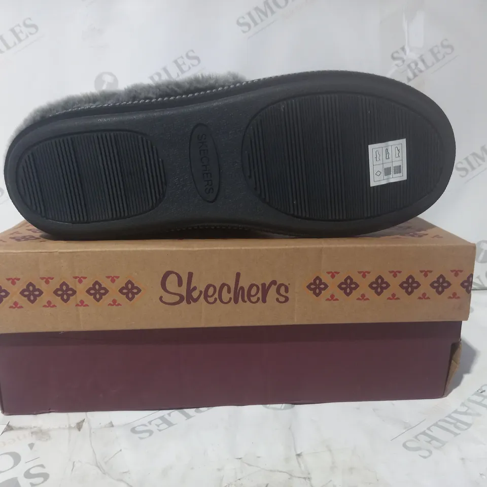 BOXED PAIR OF SKECHERS COZY CAMPFIRE SLIPPERS IN BLACK/GREY UK SIZE 7