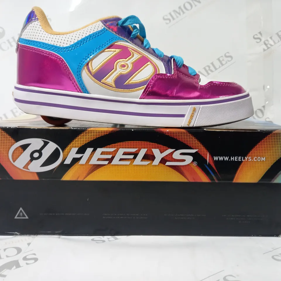BOXED PAIR OF HEELYS SHOES IN WHITE/FUCHSIA UK SIZE 5
