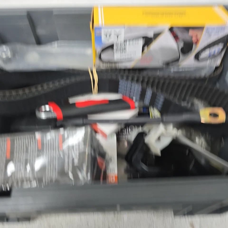 APPROXIMATELY 10 ASSORTED VEHICLE PARTS AND ACCESSORIES