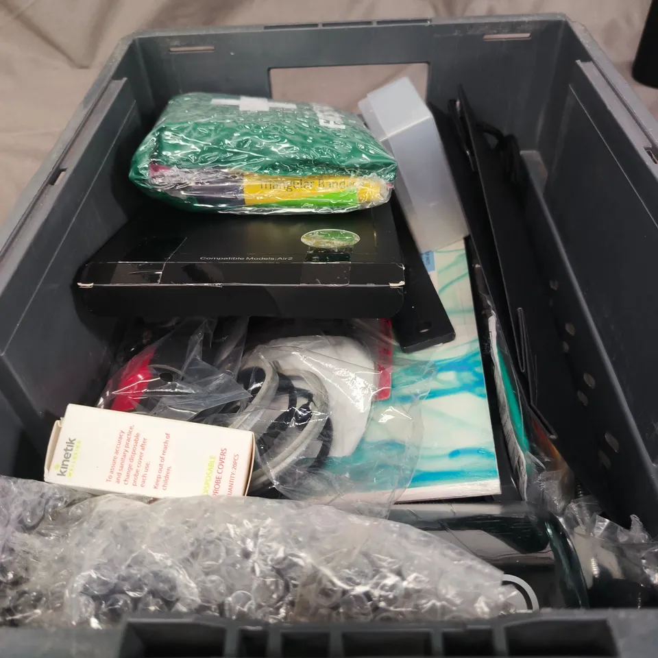 APPROXIMATELY 15 ASSORTED HOUSEHOLD ITEMS INCLUDING MOUSE GLUE TRAPS , LINT ROLLER AND WHITE BOARD MARKERS 