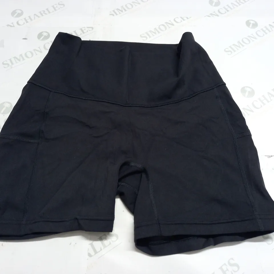 GYMSHARK BLACK TRAINING SHORTS - M