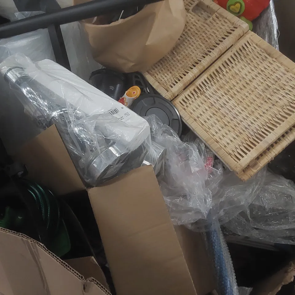 PALLET CONTAINING A VERY LARGE QUANTITY OF ASSORTED CONSUMER PRODUCTS INCLUDING: HOSE PIPE, LAMP, KIDS TOY, CHRISTMAS JIGSAW ECT