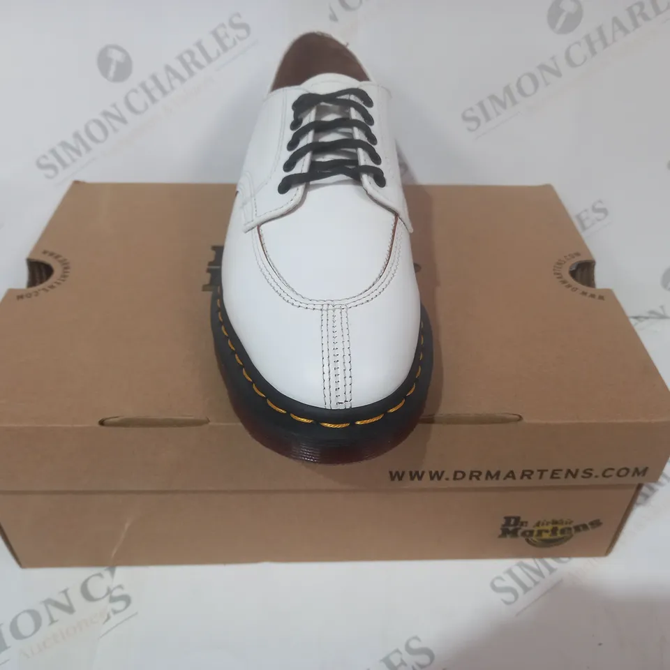 BOXED PAIR OF DR MARTENS 2046 SHOES IN WHITE UK SIZE 7