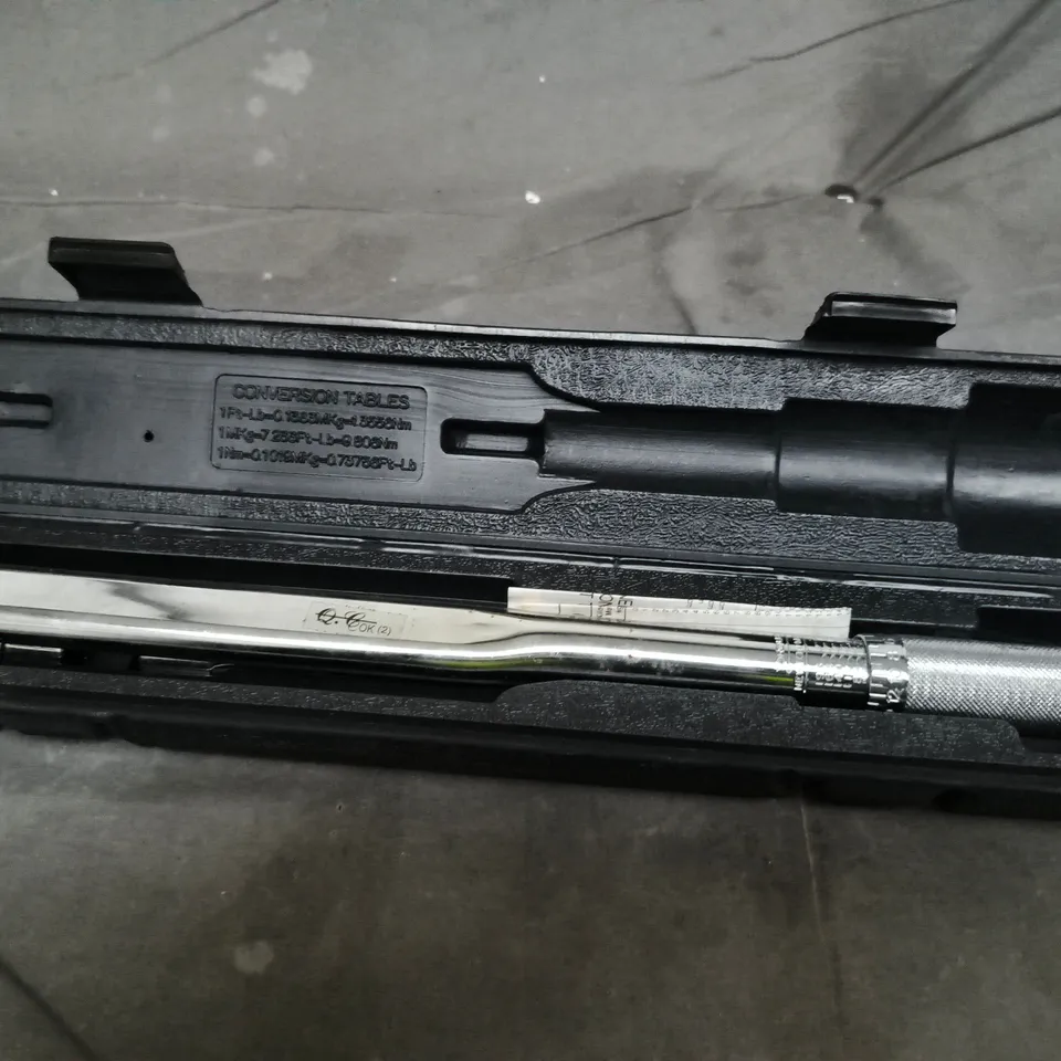 1/2-INCH DRIVE TORQUE WRENCH SET IN BLACK CASE