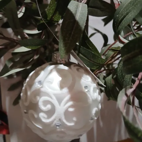 SIX GISELA GRAHAM WHITE FILIGREE GLASS CHRISTMAS BAUBLE WITH CRYSTAL ACCENTS