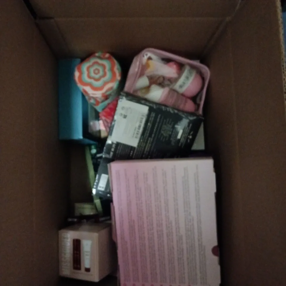 BOX OF APPROXIMATELY 8 ASSORTED COSMETIC BOXSETS TO INCLUDE: BRUSHWORKS BOX AND AZAD BOX 