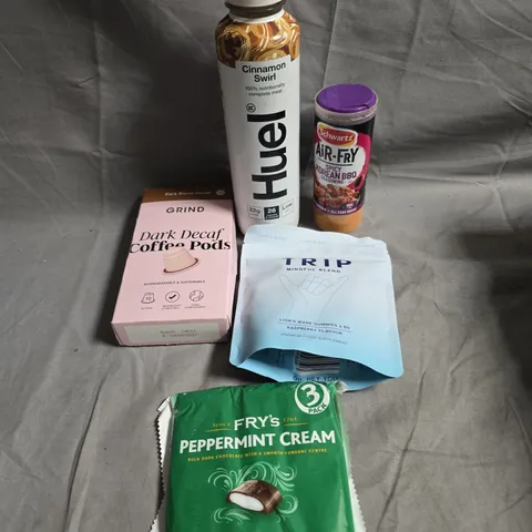 APPROXIMATELY 10 ASSORTED FOOD/DRINK PRODUCTS TO INCLUDE HUEL DRINKS, GRIND COFFEE PODS, PEPPERMINT CREAMS ETC 