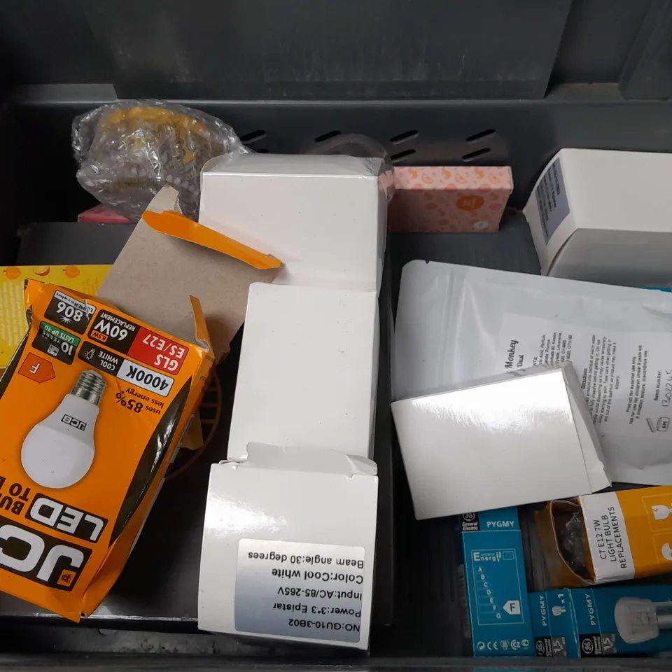 BOX OF APPROXIMATELY 14 ASSORTED ITEMS TO INCLUDE - GLO WAX 50 TEA LIGHTS , SCENTED CANDLE , VICLOON LED LIGHT BULB ETC