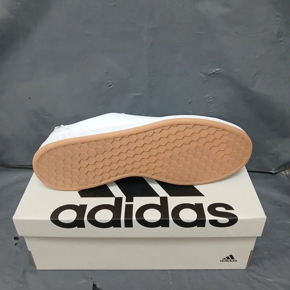 BOXED PAIR OF ADIDAS ADVANTAGE TRAINERS IN WHITE - 10 