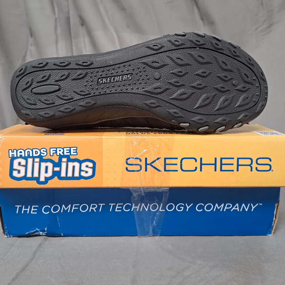 BOXED PAIR OF SKECHERS SLIP-INS IN BLACK SIZE 5.5