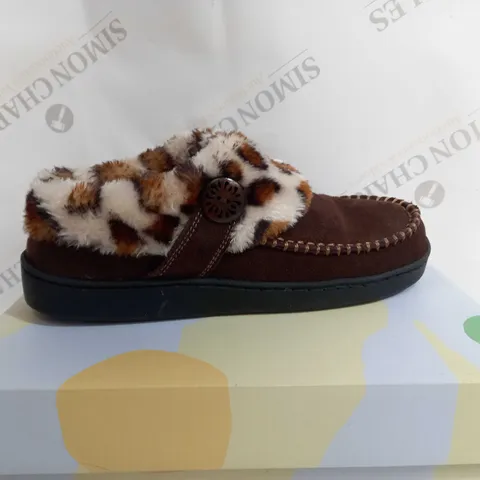 BOXED EARTH SLIPPERS SIZE 7