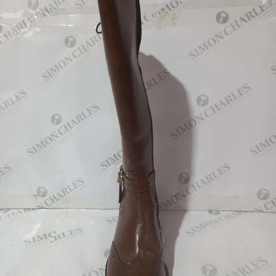 BOXED PAIR OF MODA IN PELLE SASSKIA KNEE HIGH BOOTS IN TAN SIZE 7
