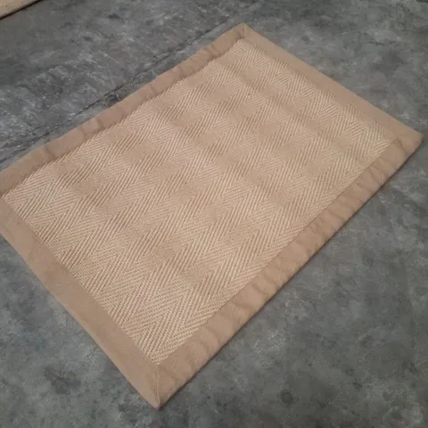QUALITY DESIGNER AREA RUG APPROXIMATELY 60Γ90CM