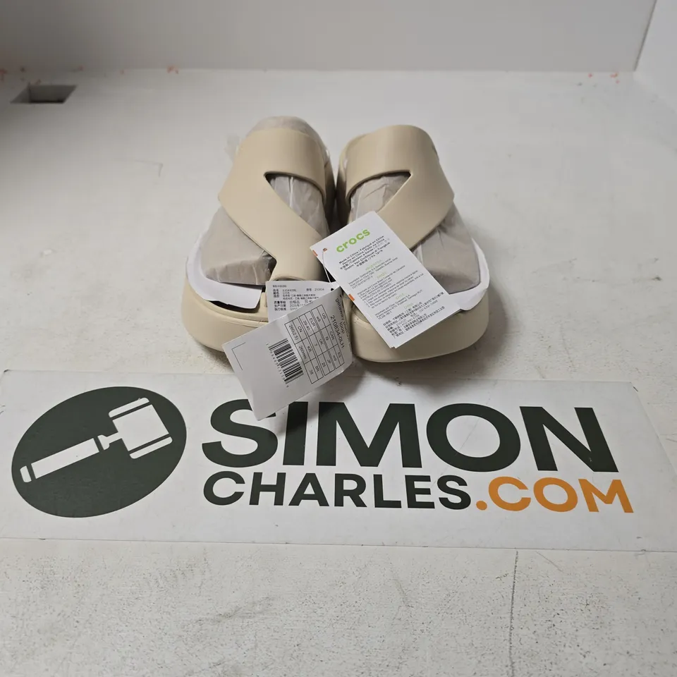 UNBOXED PAIR OF CROCS GETAWAY PLATFORM TIE LOOP IN CREAM - W9