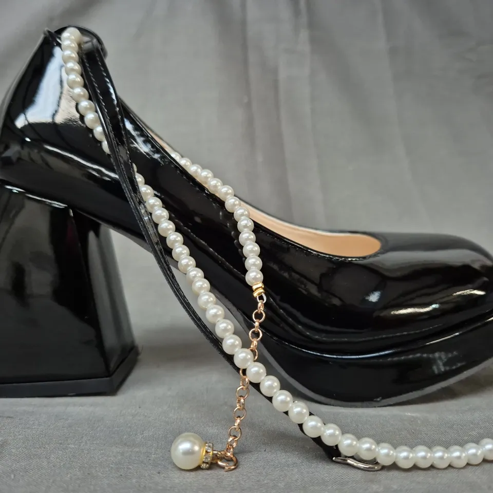 BOXED PAIR OF DESIGNER BLOCK HEEL SHOES IN GLOSSY BLACK EU SIZE 39