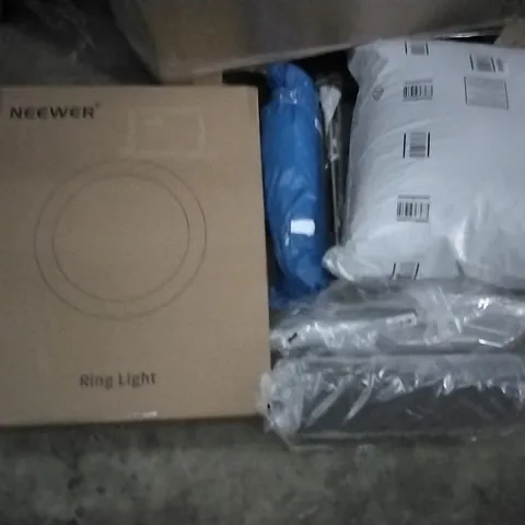 PALLET OF ASSORTED ITEMS INCLUDING NEEWER RING LIGHT, DRYZEM RETRACT-A-LINE, CURTAIN ROD, RETRACTABLE SAFETY GATE, MINI MAX PET BACKPACK, SCELTO GARDEN PARASOL