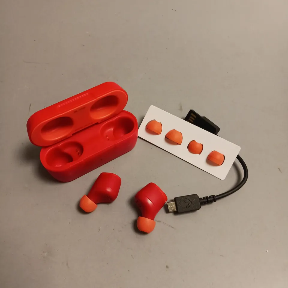 SKULLCANDY WIRELESS EARBUDS IN RED
