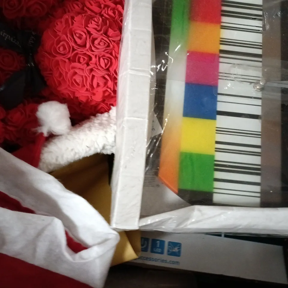 BOX OF APPROXIMATELY 10 ASSORTED HOUSEHOLD ITEMS TO INCLUDE KID'S PLASTIC SPORTS RACKET, ETC