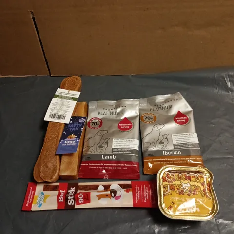 TOTE OF APPROXIMATELY 22 ASSORTED PET FOOD ITEMS TO INCLUDE PLATINUM LAMB POUCH, LILYS KITCHEN GREAT BRITISH BREAKFAST, GOOD BOY BEEF STICK ETC FOR DOGS