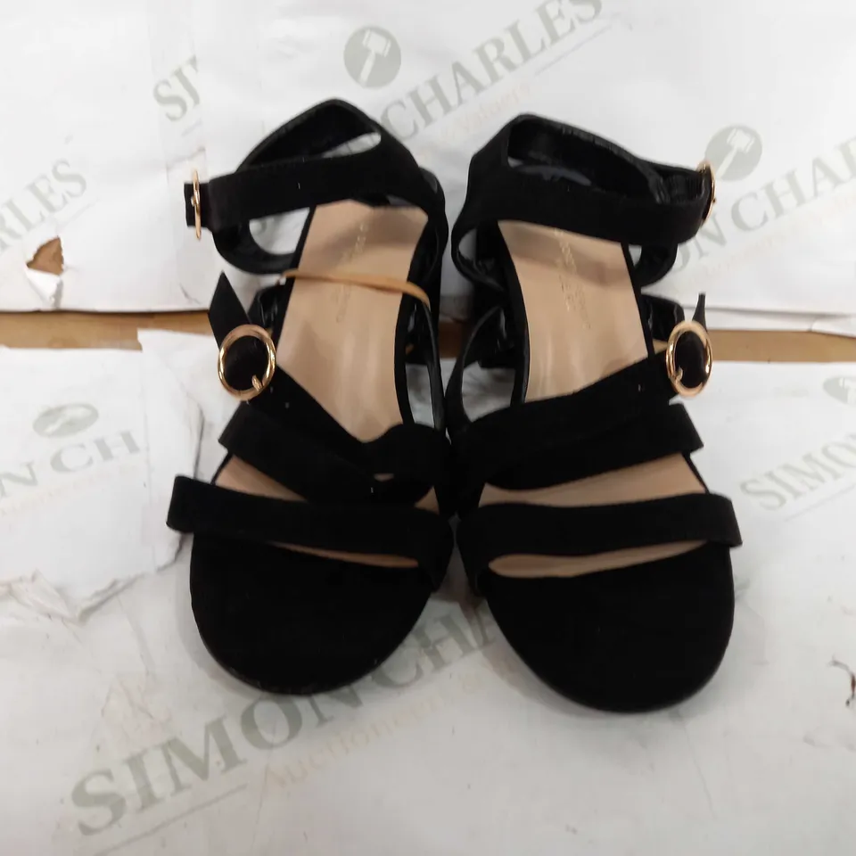 PAIR OF DOROTHY PERKINS WIDE FIT BLOCK HEELED OPEN TOE SANDALS - BLACK - SIZE 6