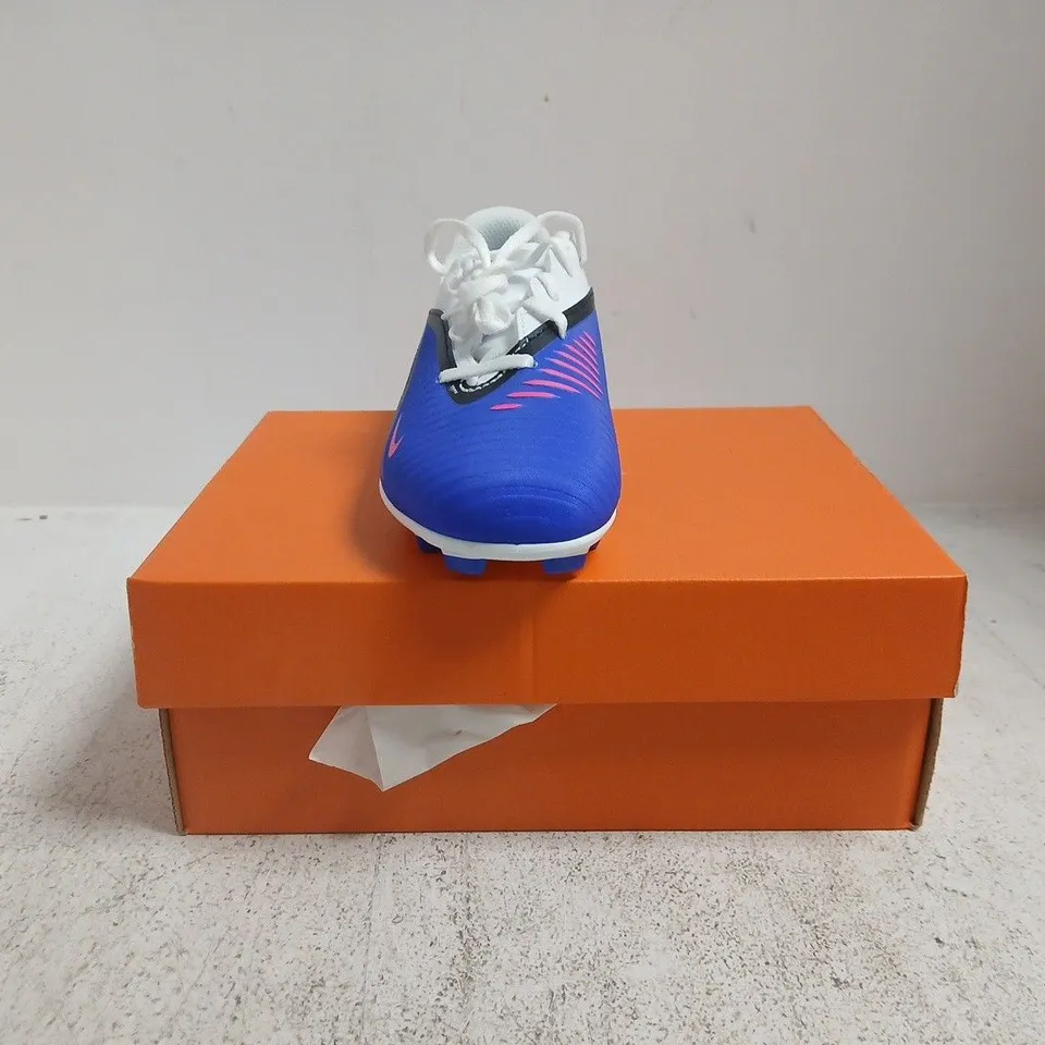 BOXED PAIR OF NIKE KID'S PHANTOM 6 LOW CLUB FOOTBALL BOOTS IN BLUE/WHITE/PINK SIZE UK 2.5