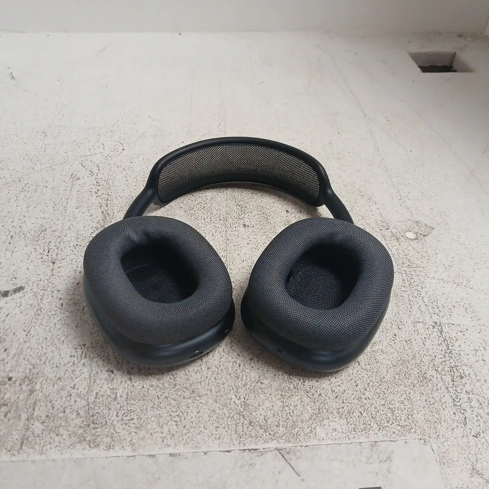 APPLE AIRPODS MAX IN MIDNIGHT BOXED