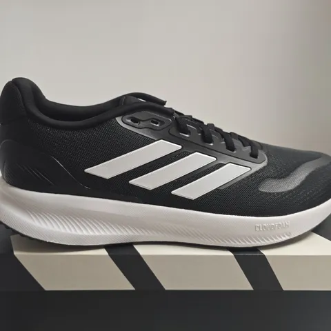 BOXED PAIR OF ADIDAS RUN FALCON 5 WIDE RUNNING SHOES - BLACK/WHITE, UK 11.5