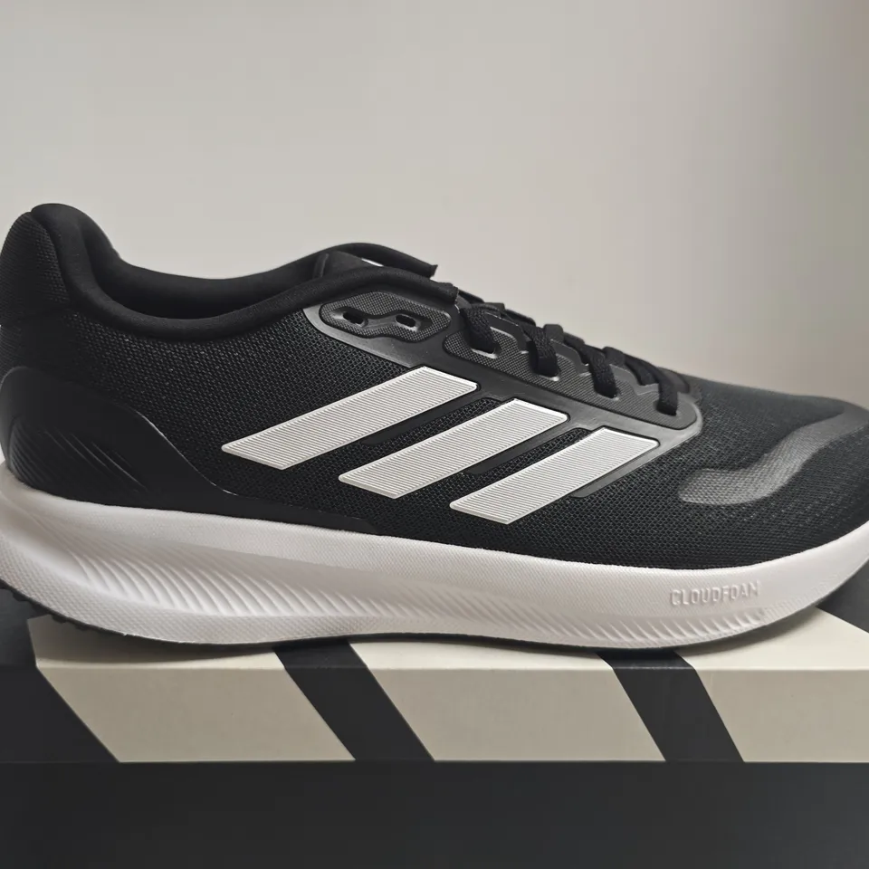 BOXED PAIR OF ADIDAS RUN FALCON 5 WIDE RUNNING SHOES - BLACK/WHITE, UK 11.5