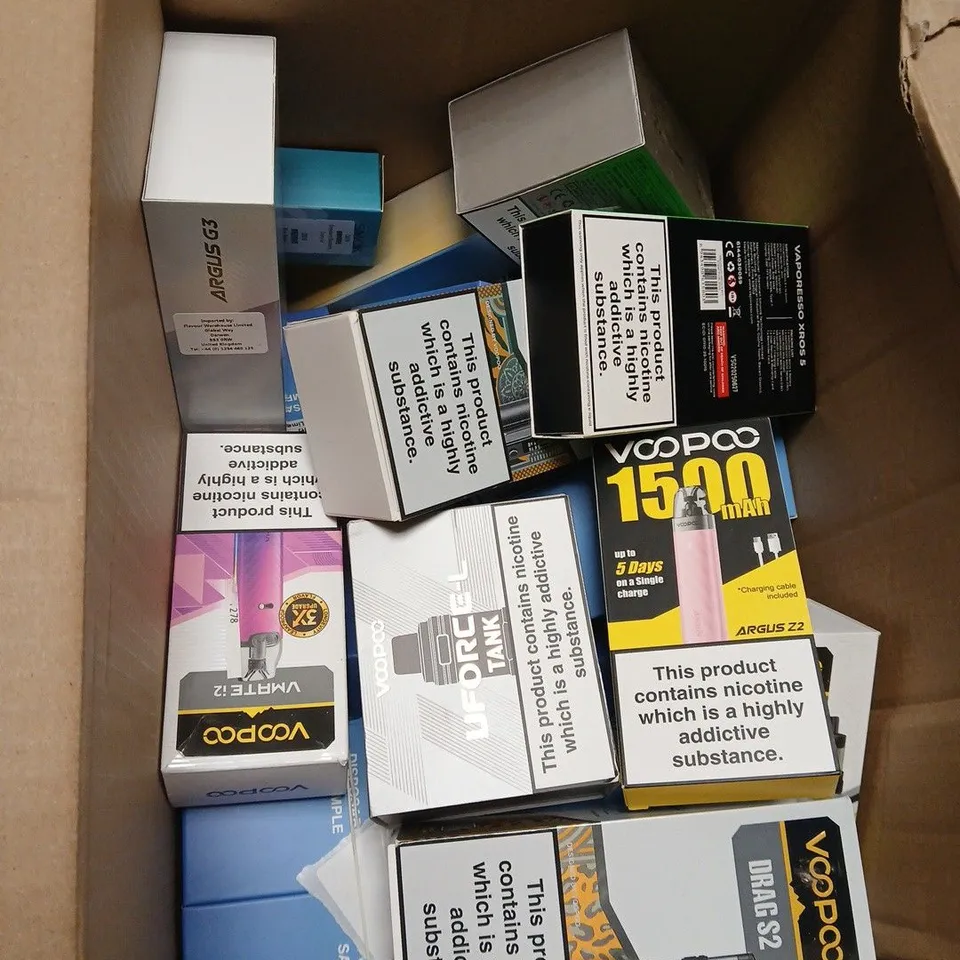 APPROXIMATELY 25 ITEMS INCLUDING VOOPOO DRAG 4 KIT – BOXED VAPE KIT WITH ASSORTED VOOPOO PACKAGING .