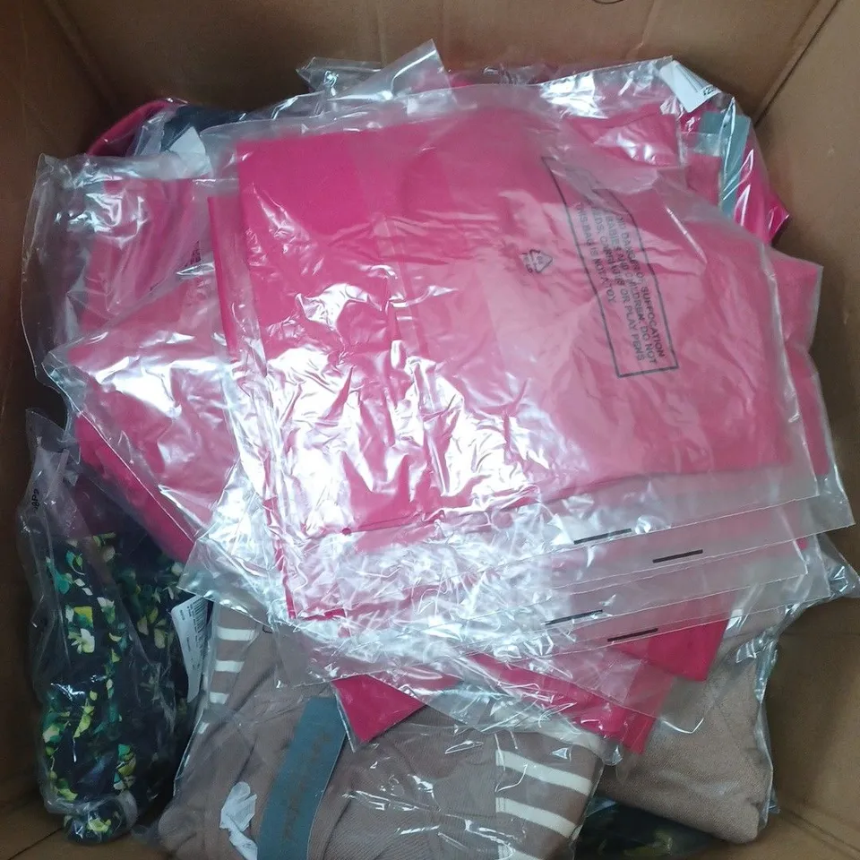 APPROXIMATELY 25 ASSORTED CLOTHING ITEMS TO INCLUDE TOPS, DRESSES , JACKETS  ETC